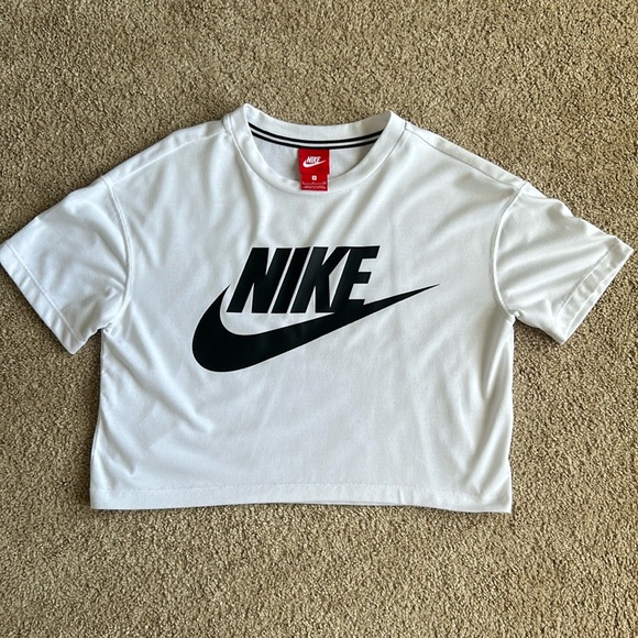 Nike Tops - Women’s cropped Nike tee